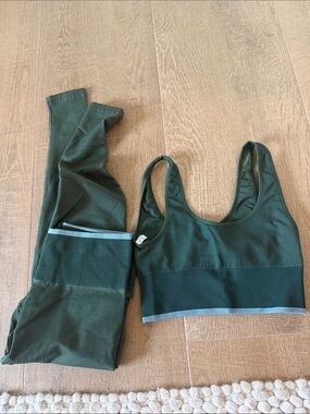 Outdoor Voices Ribbed Forest Green Seamless Active Set - Sports Bra & Leggings